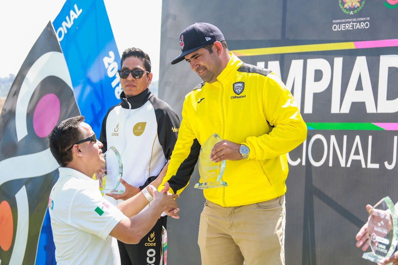 Javier Guerrero Baca recibe el trofeo de Campeón x puntos