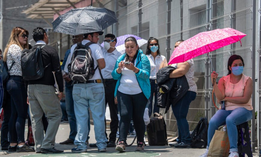 Aspirantes a obtener plazas de trabajo en el IMSS hacen fila par